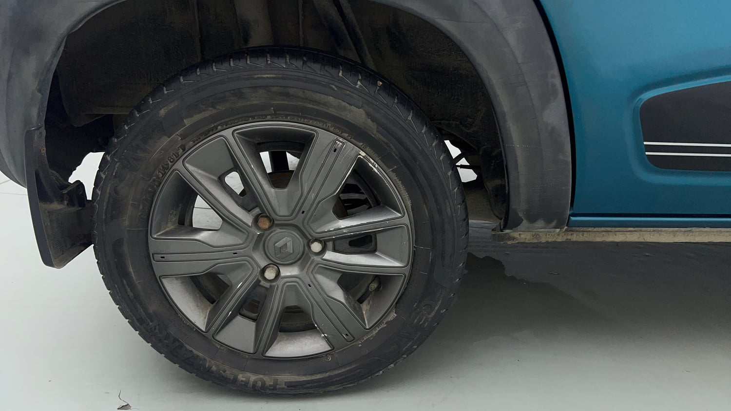 Used 2020 Renault Kwid Neotech RXL Petrol Manual tyres RIGHT REAR TYRE RIM VIEW