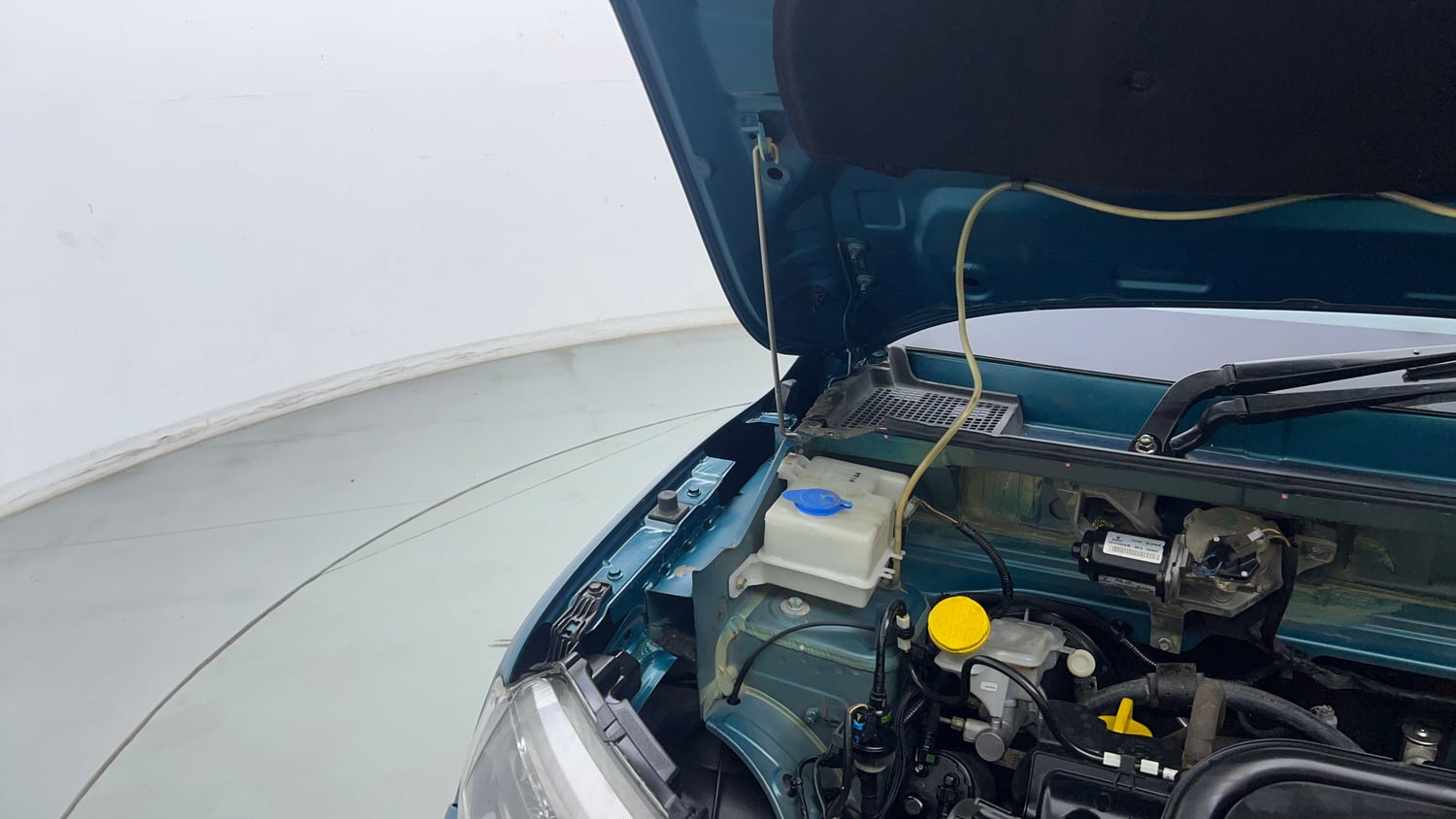 Used 2020 Renault Kwid Neotech RXL Petrol Manual engine ENGINE RIGHT SIDE HINGE & APRON VIEW