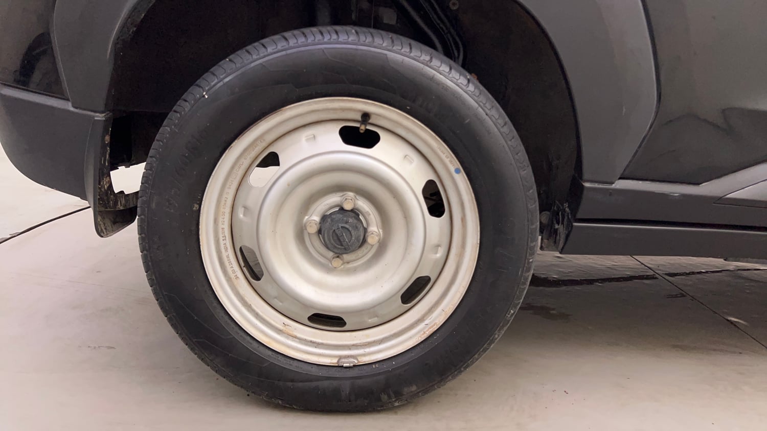 Used 2024 Nissan Magnite XE Petrol Manual tyres RIGHT REAR TYRE RIM VIEW