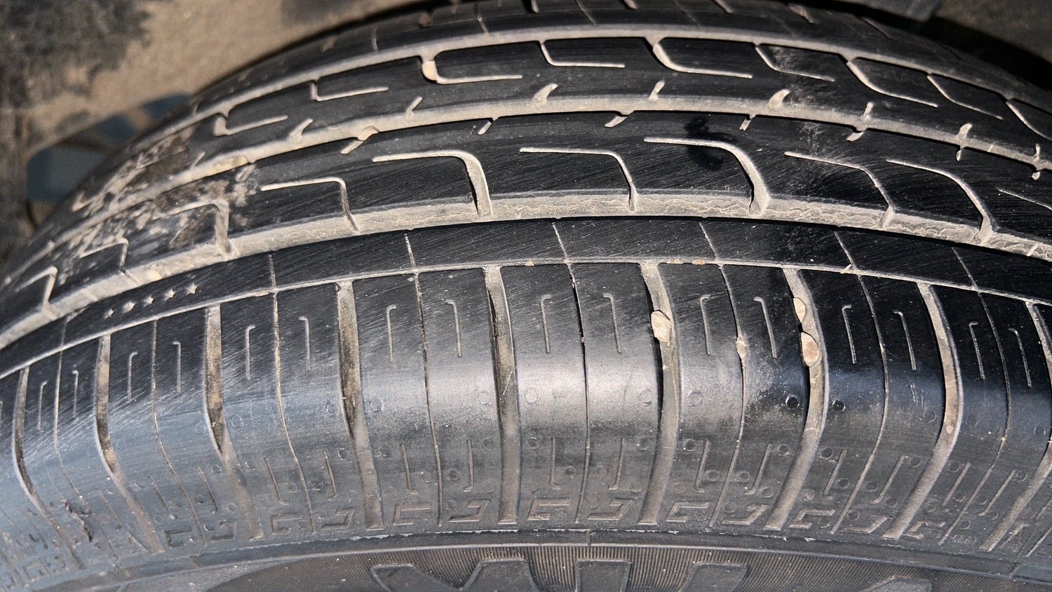 Used 2021 Renault Triber RXZ EASY-R AMT Petrol Automatic tyres LEFT REAR TYRE TREAD VIEW