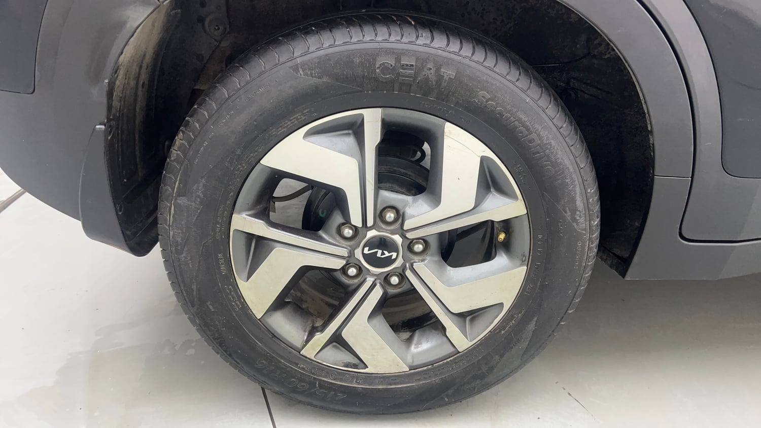 Used 2022 Kia Sonet HTX Plus 1.5 Diesel Manual tyres RIGHT REAR TYRE RIM VIEW