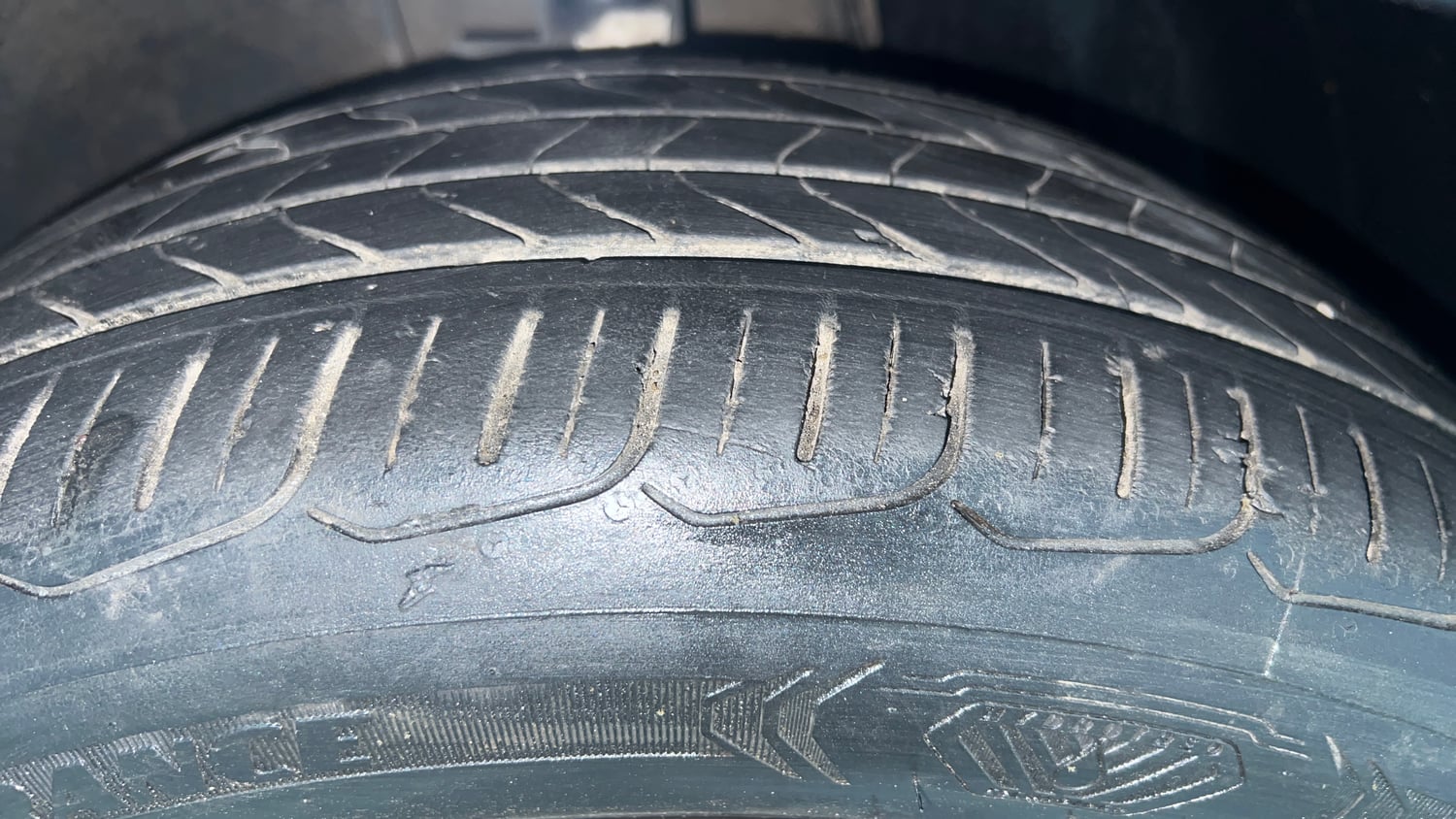 Used 2021 Hyundai i20 Asta 1.2 IVT Petrol Automatic tyres RIGHT FRONT TYRE TREAD VIEW