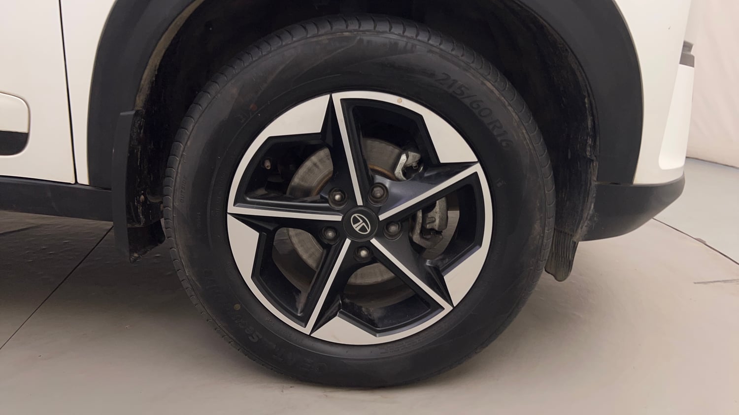 Used 2025 Tata Nexon Fearless Plus (PS) 1.2 Petrol DCA Dual Tone Petrol Automatic tyres RIGHT FRONT TYRE RIM VIEW