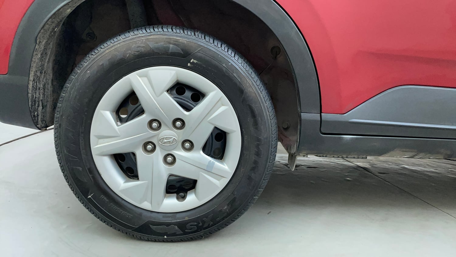 Used 2019 hyundai Venue S 1.0 AT Turbo Petrol Petrol Automatic tyres RIGHT REAR TYRE RIM VIEW