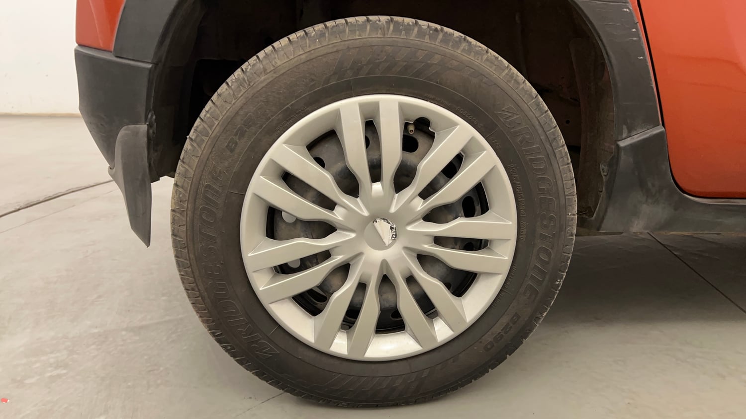 Used 2016 Mahindra KUV100 K4 5 STR Petrol Manual tyres RIGHT REAR TYRE RIM VIEW