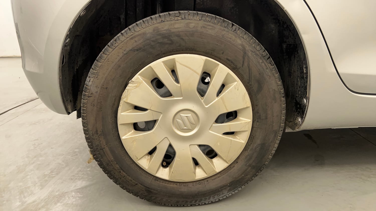 Used 2014 Maruti Suzuki Swift VXi Petrol Manual tyres RIGHT REAR TYRE RIM VIEW