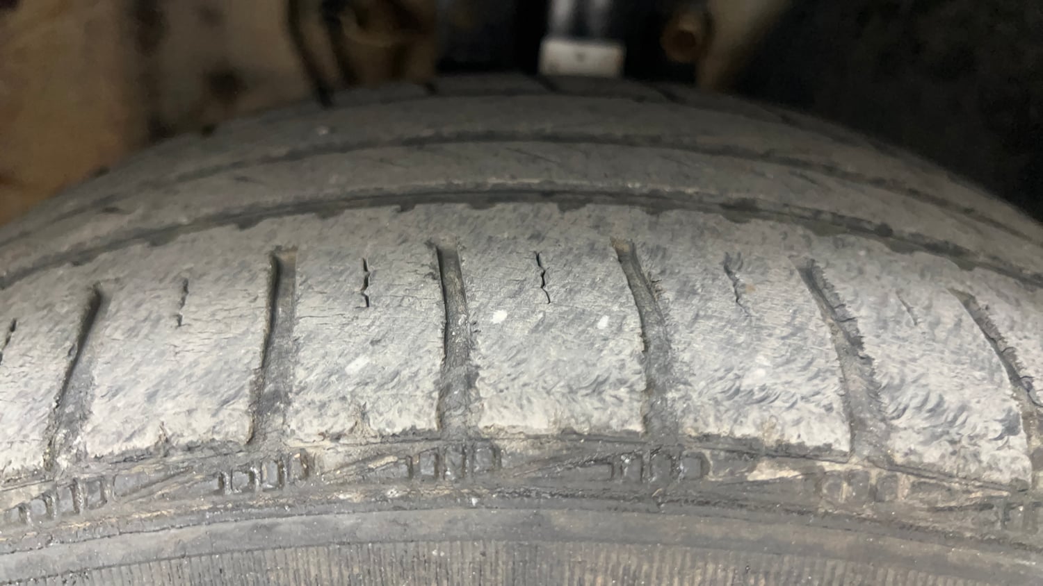 Used 2015 Volkswagen Polo Highline1.2L (P) Petrol Manual tyres RIGHT FRONT TYRE TREAD VIEW