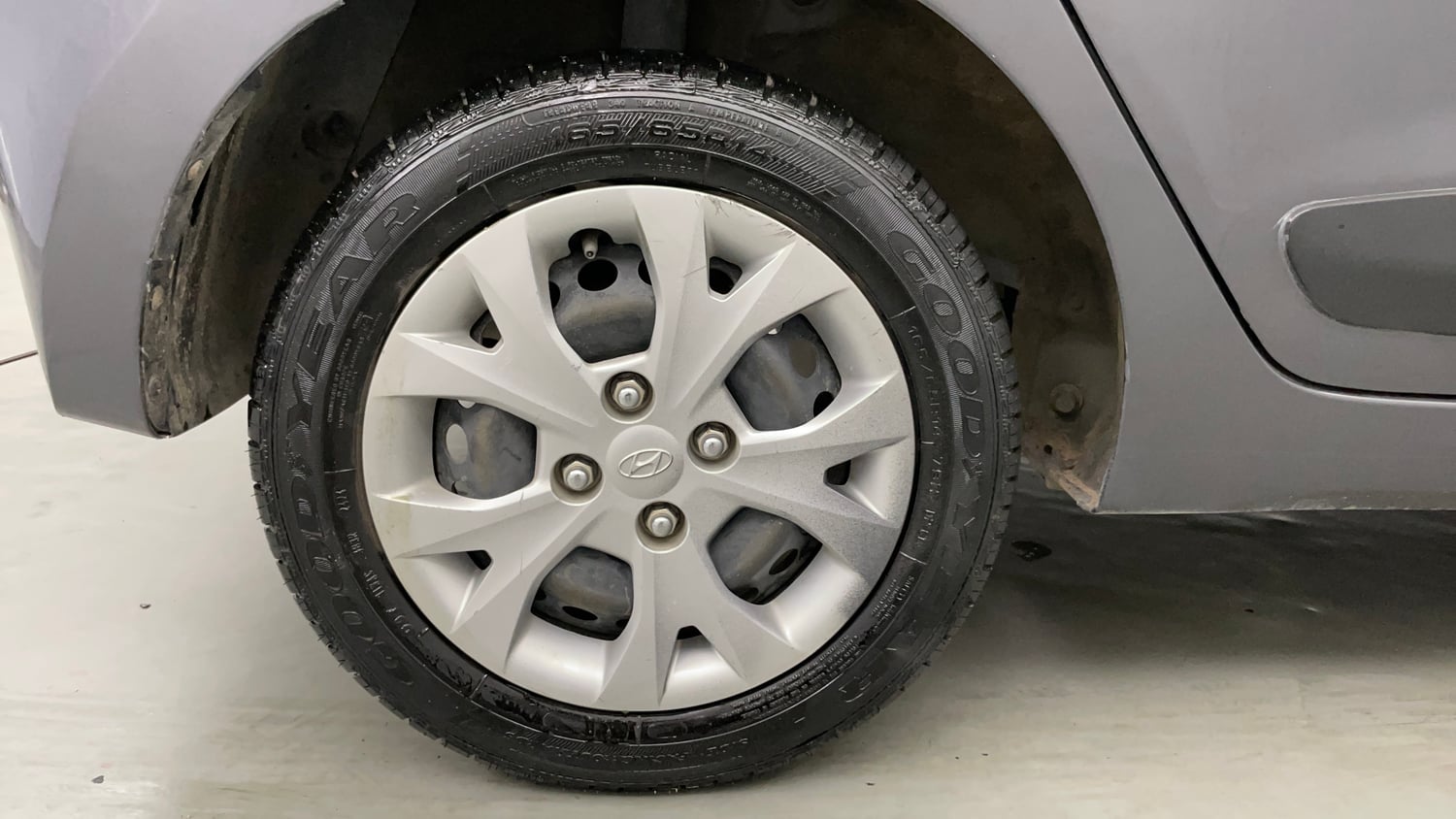 Used 2015 Hyundai Grand i10 Sportz 1.2 Kappa VTVT Petrol Manual tyres RIGHT REAR TYRE RIM VIEW
