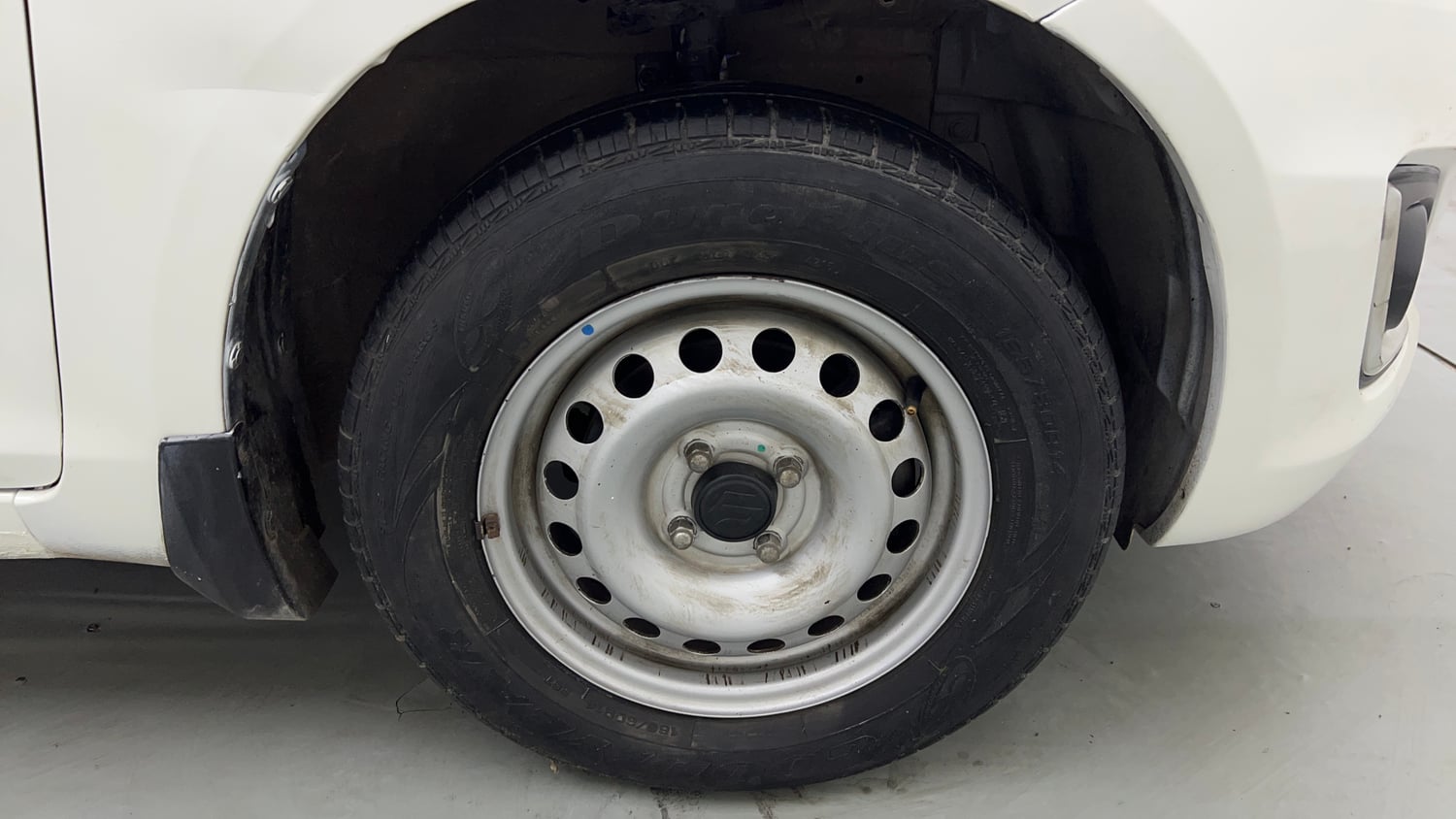 Used 2016 Maruti Suzuki Swift Lxi (O) Petrol Manual tyres RIGHT FRONT TYRE RIM VIEW