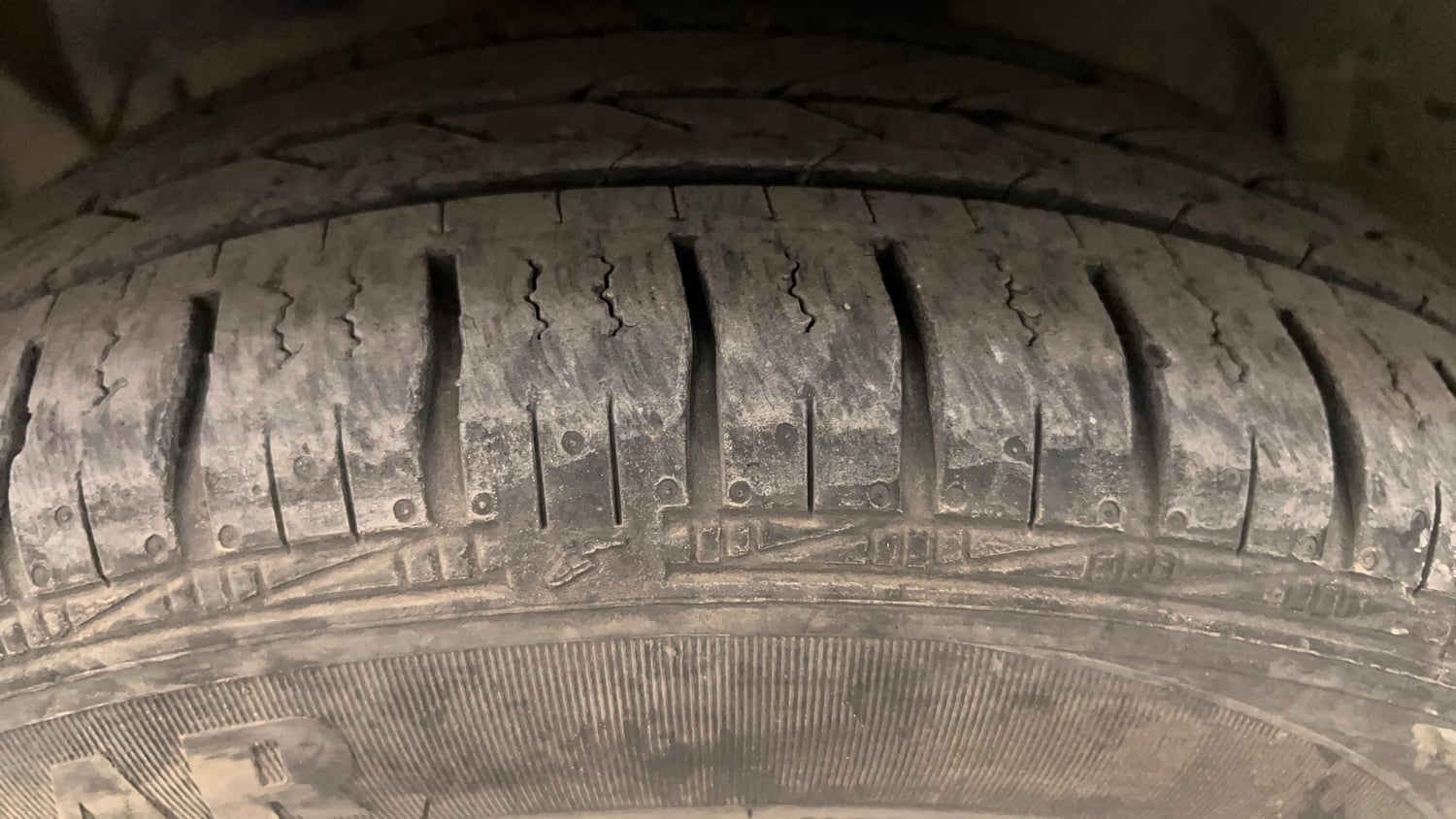 Used 2016 Ford Figo Aspire Titanium 1.2 Ti-VCT Petrol Manual tyres LEFT FRONT TYRE TREAD VIEW