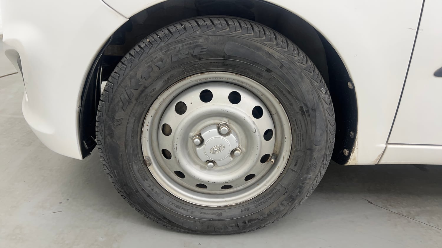 Used 2015 Hyundai i10 Magna 1.1 iRDE2 Petrol Manual tyres LEFT FRONT TYRE RIM VIEW