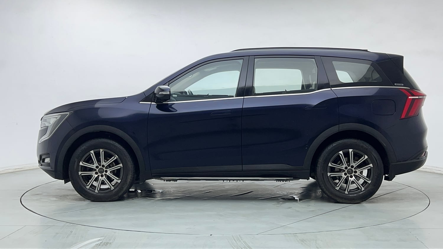 Used 2022 Mahindra XUV700 AX 7 Petrol MT 7 STR Petrol Manual exterior LEFT SIDE VIEW