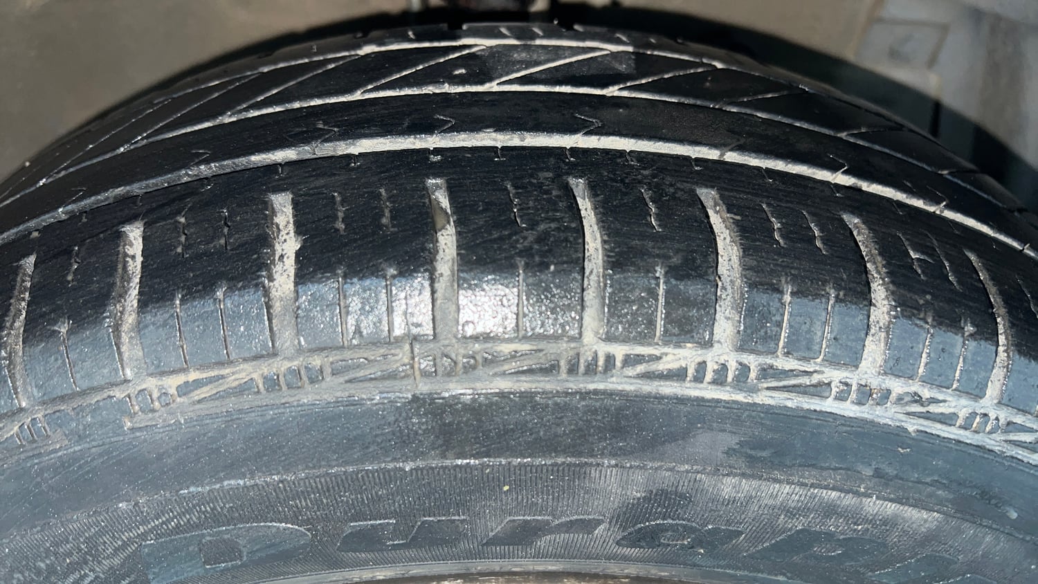Used 2016 Maruti Suzuki Swift Lxi (O) Petrol Manual tyres RIGHT FRONT TYRE TREAD VIEW