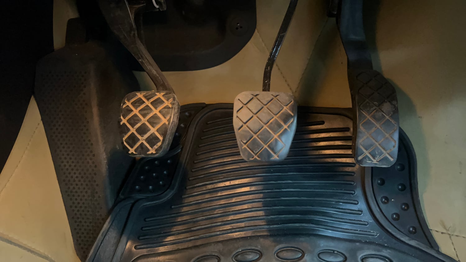 Used 2015 Volkswagen Polo Highline1.2L (P) Petrol Manual interior PEDALS VIEW
