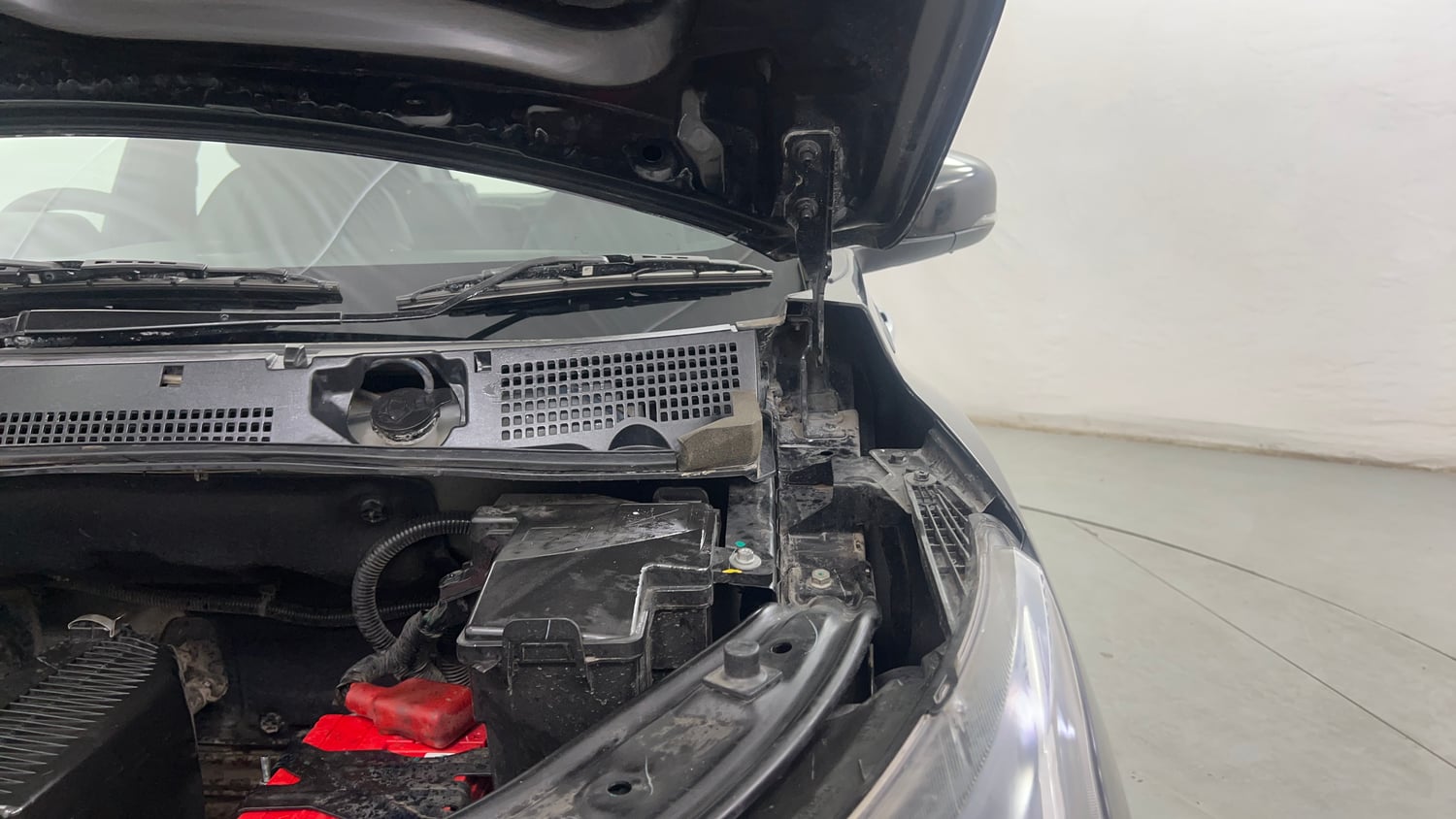 Used 2023 Nissan Magnite XV Petrol Manual engine ENGINE LEFT SIDE HINGE & APRON VIEW