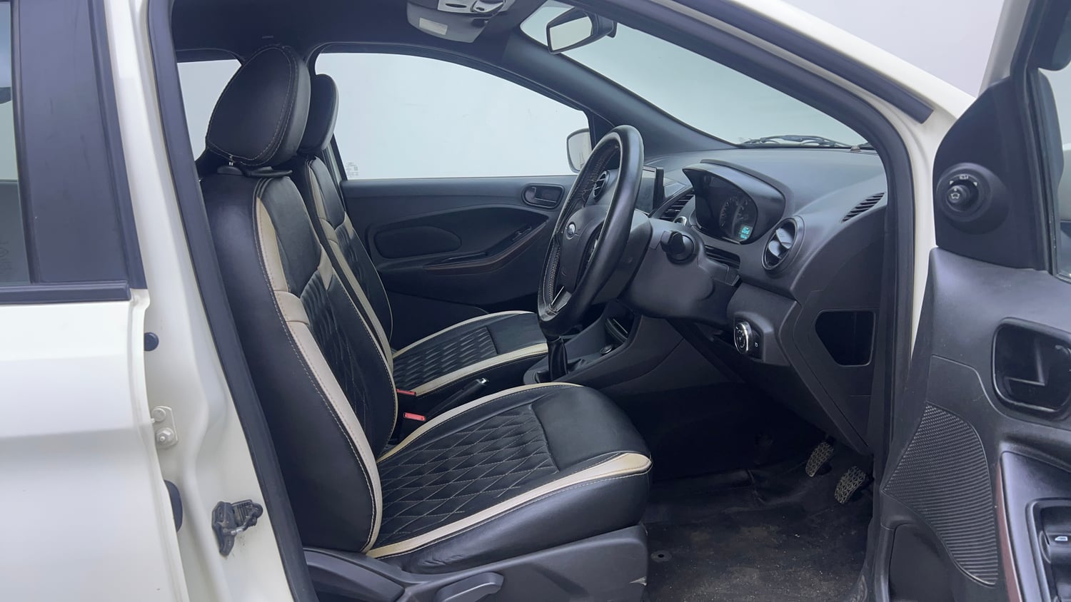 Used 2020 Ford Freestyle Titanium Plus 1.2 Ti-VCT Petrol Manual interior RIGHT SIDE FRONT DOOR CABIN VIEW