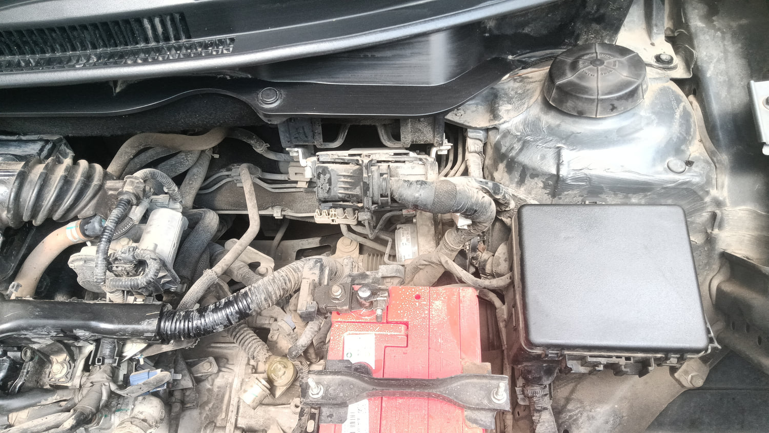 Used 2019 Maruti Suzuki Swift ZXi Petrol Manual engine ENGINE LEFT SIDE HINGE & APRON VIEW