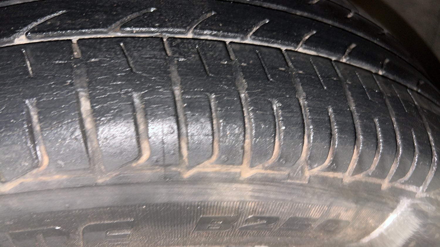 Used 2017 Hyundai Elite i20 Magna Executive 1.2 Petrol Manual tyres RIGHT FRONT TYRE TREAD VIEW