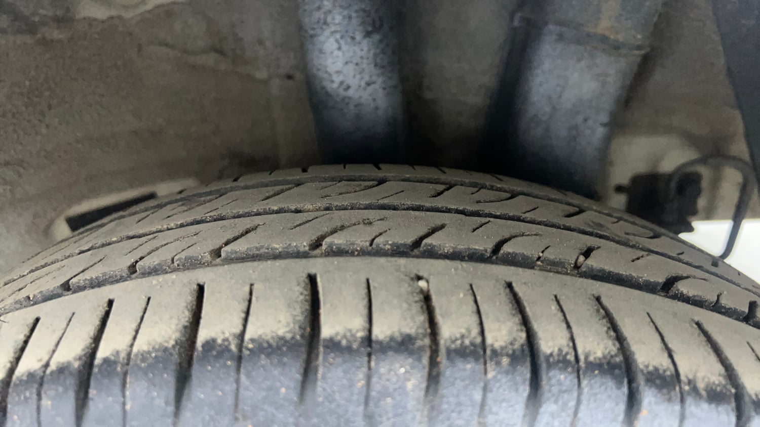 Used 2017 Hyundai Grand i10 Sportz (O) 1.2 Kappa VTVT Petrol Manual tyres LEFT REAR TYRE TREAD VIEW