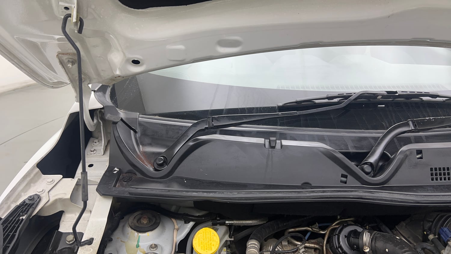 Used 2022 Nissan Magnite XV Turbo Petrol Manual engine ENGINE RIGHT SIDE HINGE & APRON VIEW