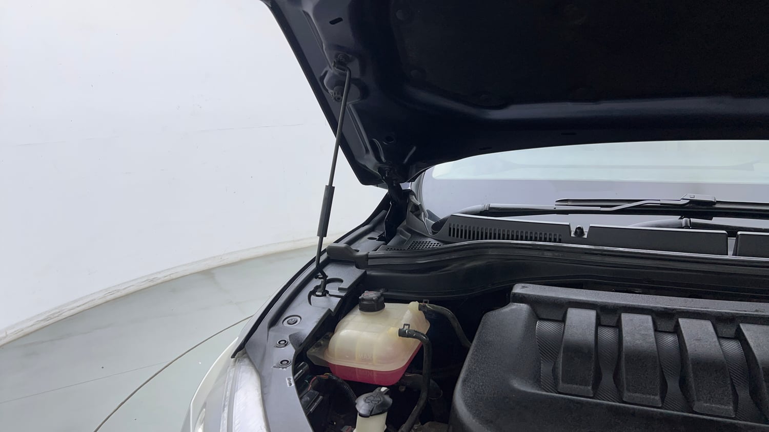 Used 2022 Mahindra XUV700 AX 7 Petrol MT 7 STR Petrol Manual engine ENGINE RIGHT SIDE HINGE & APRON VIEW