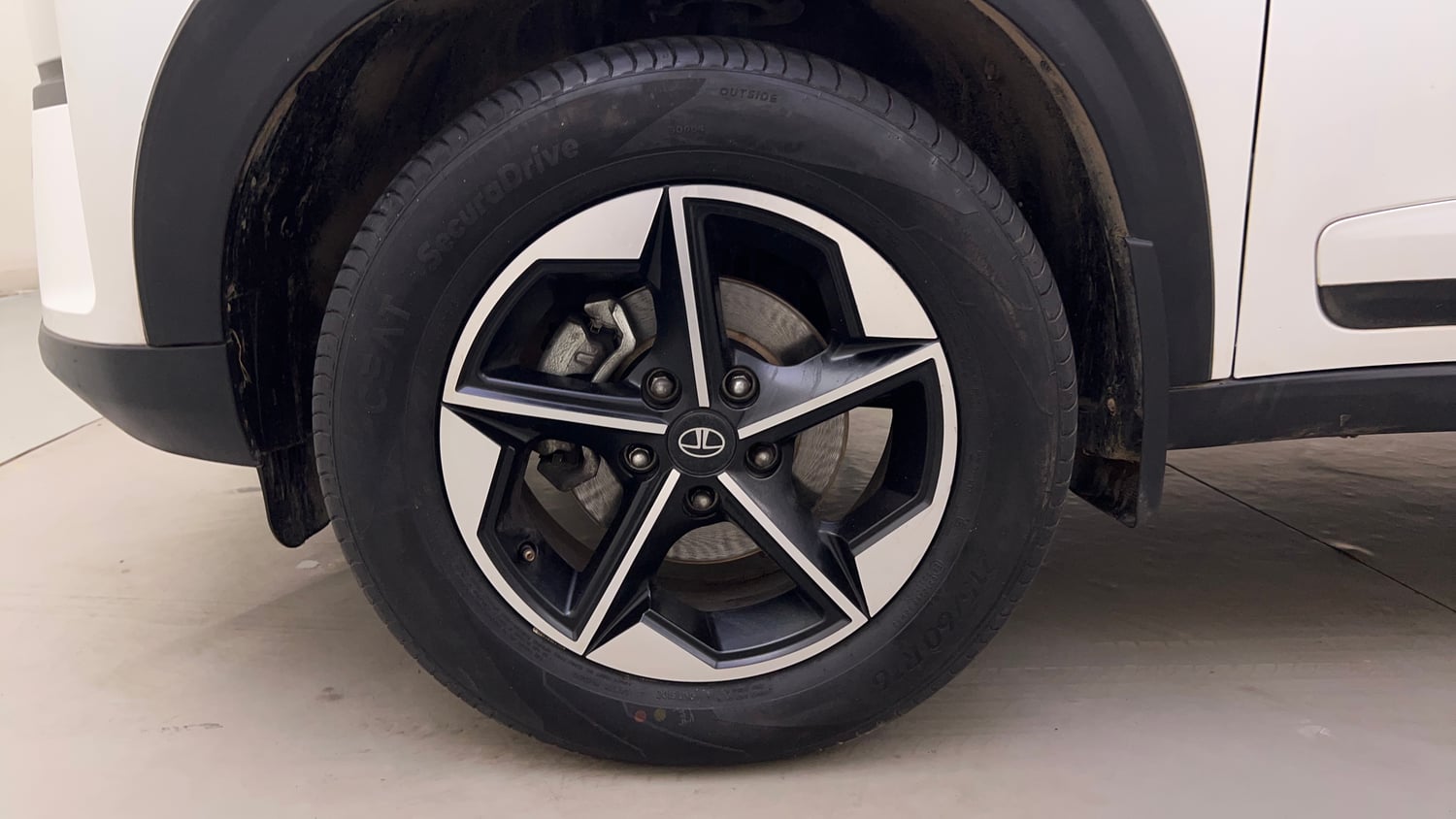 Used 2025 Tata Nexon Fearless Plus (PS) 1.2 Petrol DCA Dual Tone Petrol Automatic tyres LEFT FRONT TYRE RIM VIEW