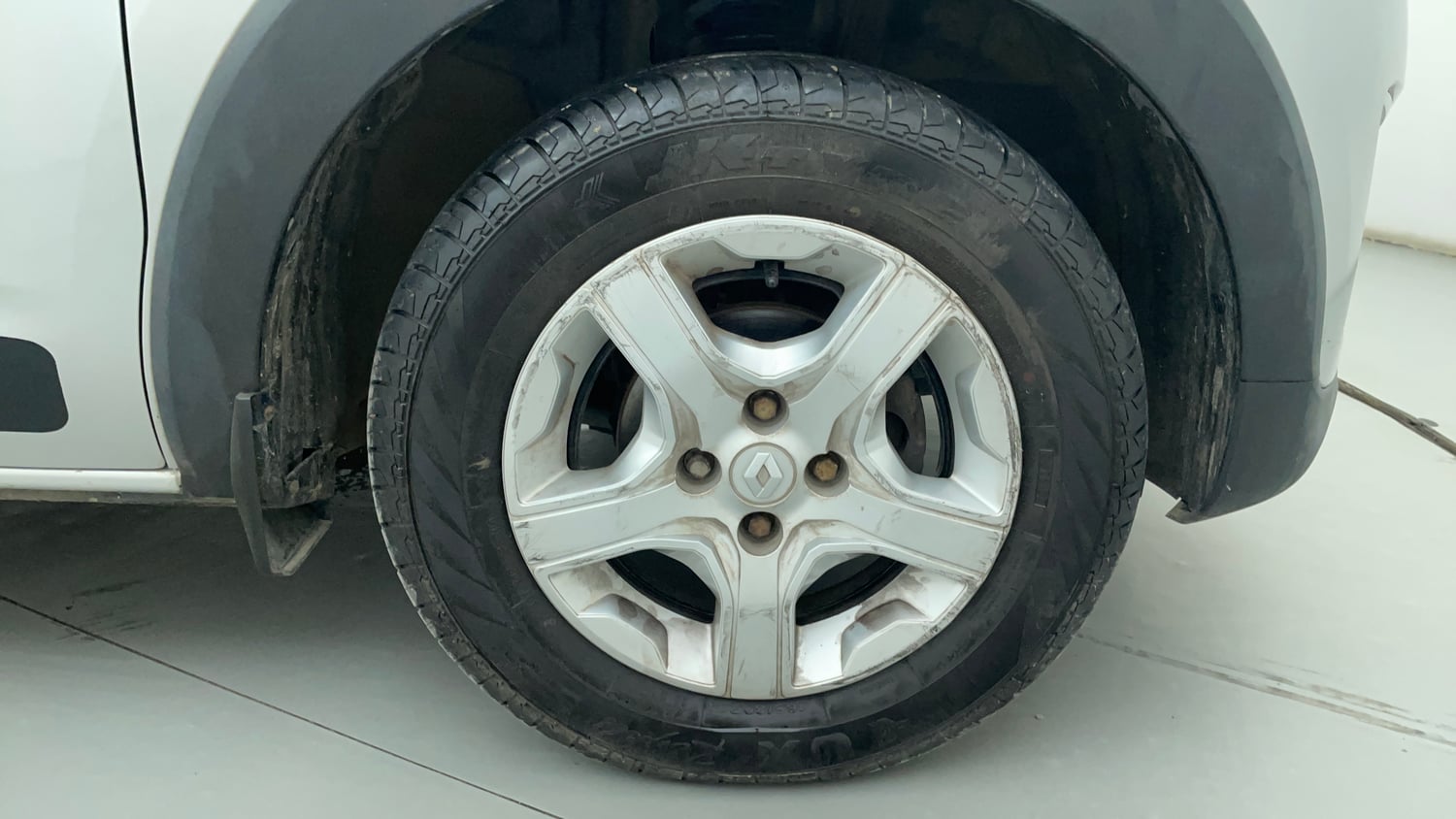 Used 2019 Renault Triber RXZ Petrol Manual tyres RIGHT FRONT TYRE RIM VIEW