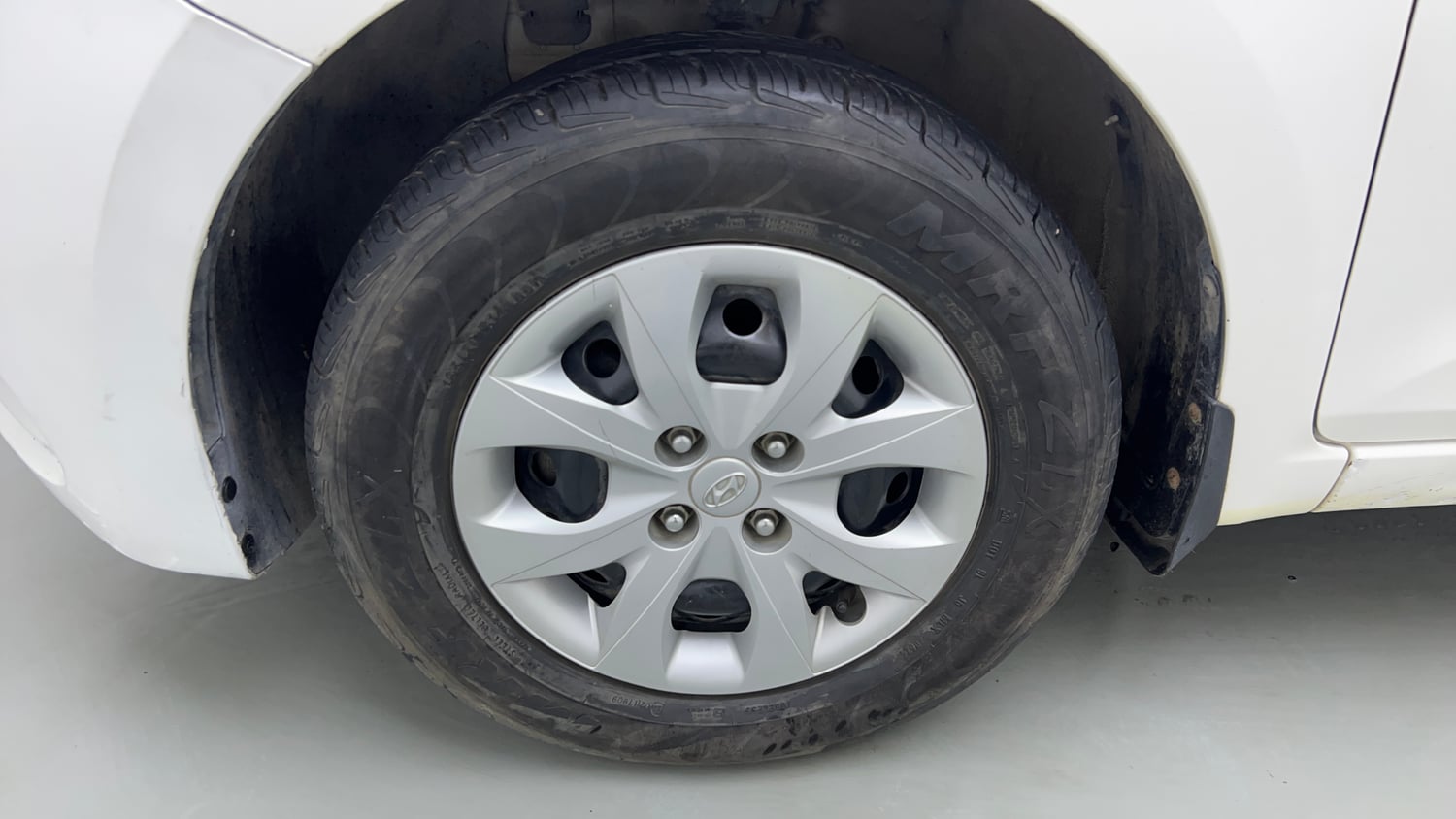 Used 2019 Hyundai Elite i20 Magna Plus 1.2 Petrol Manual tyres LEFT FRONT TYRE RIM VIEW