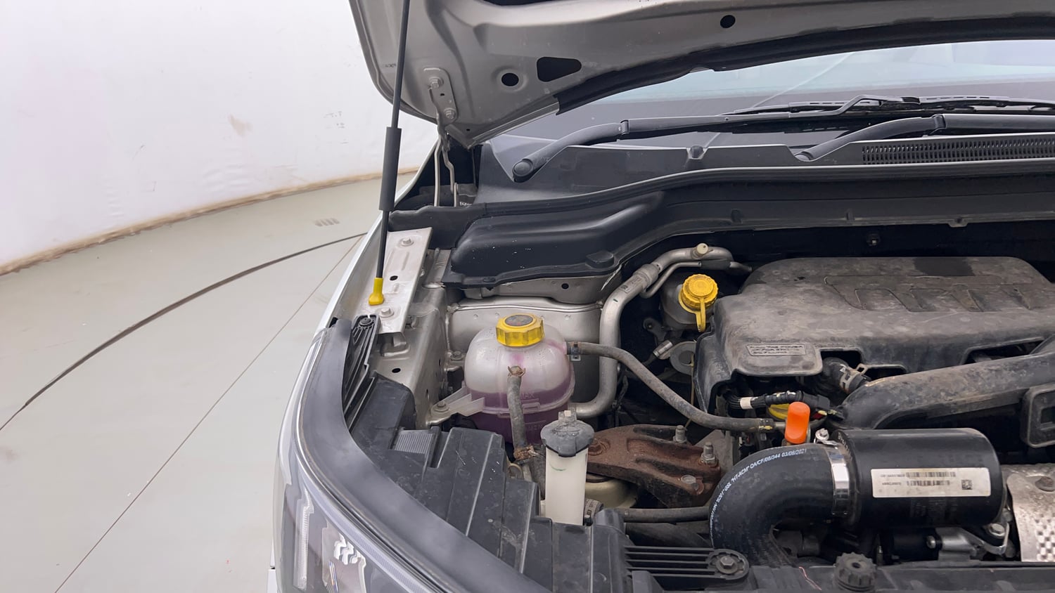 Used 2021 Mahindra XUV 300 W8 (O) 1.2 Petrol Petrol Manual engine ENGINE RIGHT SIDE HINGE & APRON VIEW