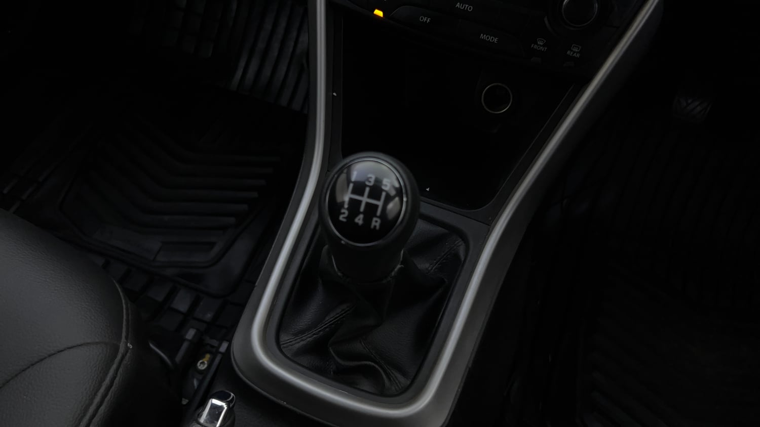Used 2016 Maruti Suzuki S-Cross Zeta 1.3 Diesel Manual interior GEAR  KNOB VIEW