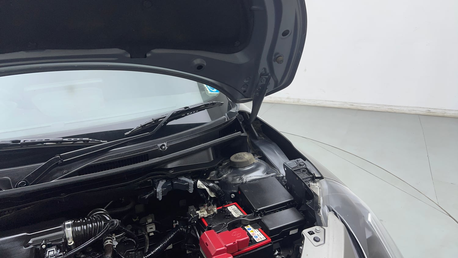 Used 2025 Maruti Suzuki Swift VXi Petrol Manual engine ENGINE LEFT SIDE HINGE & APRON VIEW