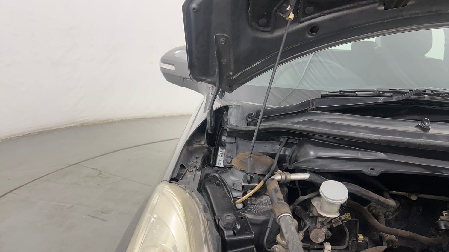 Used 2012 Maruti Suzuki Swift VXi Petrol Manual engine ENGINE RIGHT SIDE HINGE & APRON VIEW