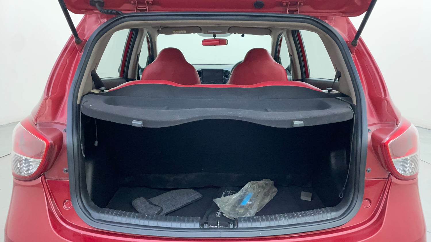 Used 2018 Hyundai Grand i10 Sportz AT 1.2 Kappa VTVT Petrol Automatic interior DICKY INSIDE VIEW