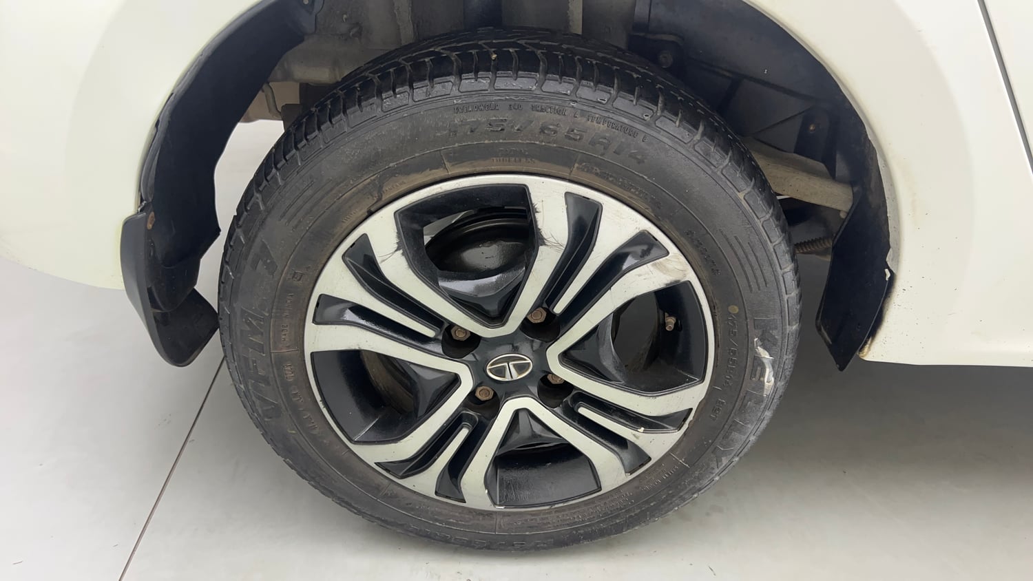 Used 2022 Tata Tigor XZ Plus CNG Cng Manual tyres RIGHT REAR TYRE RIM VIEW