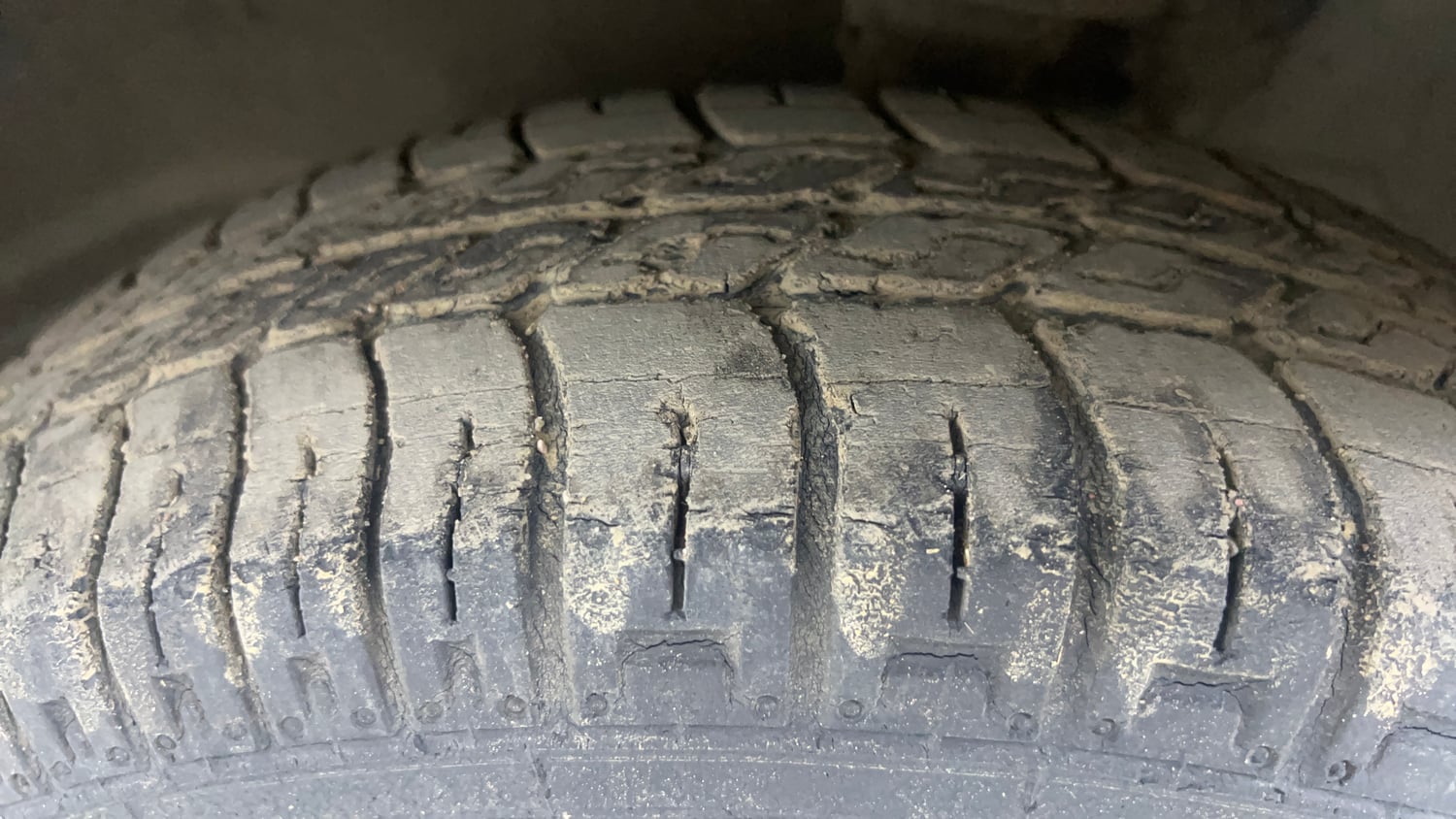 Used 2014 Maruti Suzuki Alto 800 Vxi Petrol Manual tyres LEFT FRONT TYRE TREAD VIEW