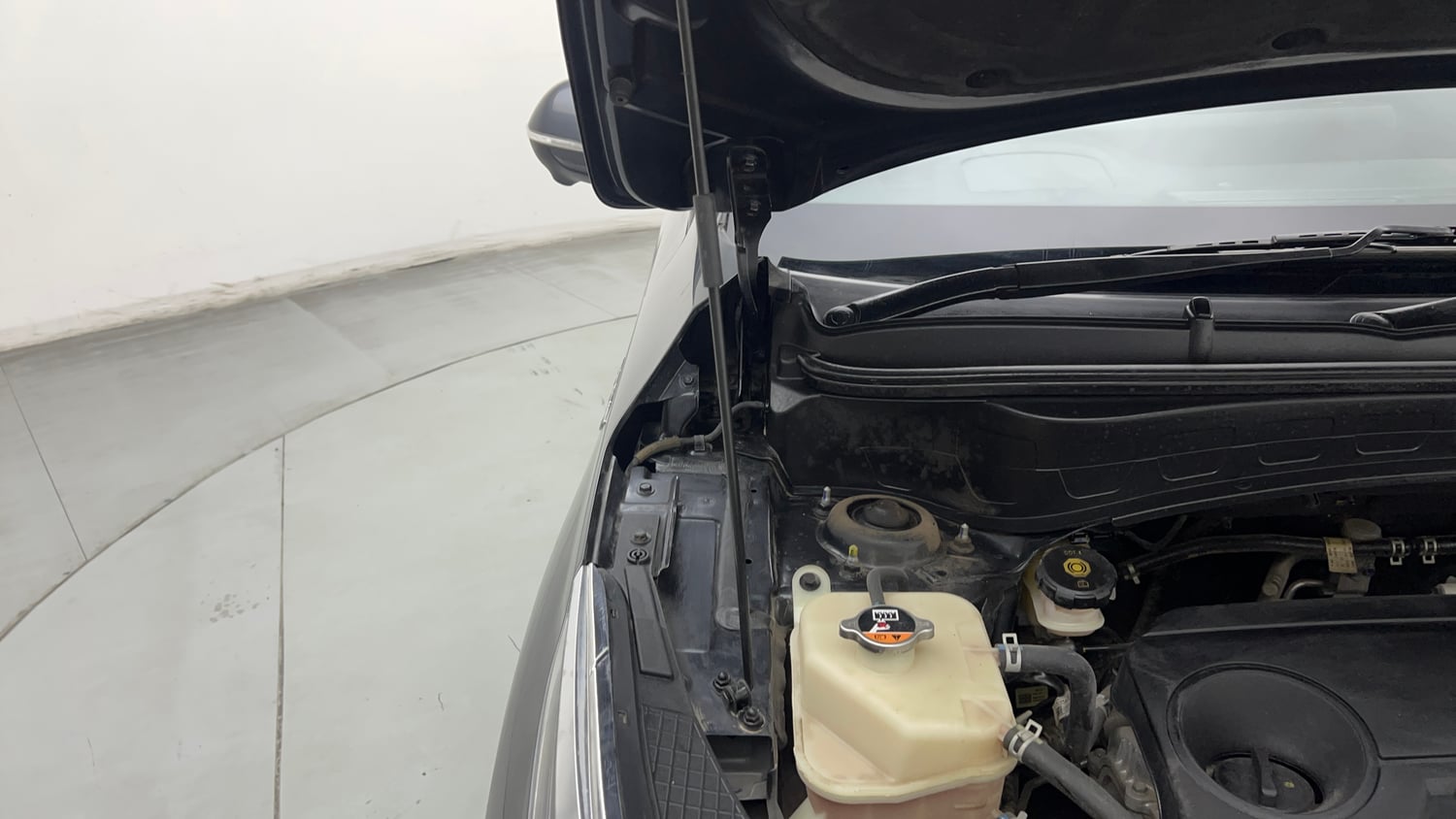 Used 2023 Kia Seltos GTX Plus 1.4 DCT Petrol Automatic engine ENGINE RIGHT SIDE HINGE & APRON VIEW