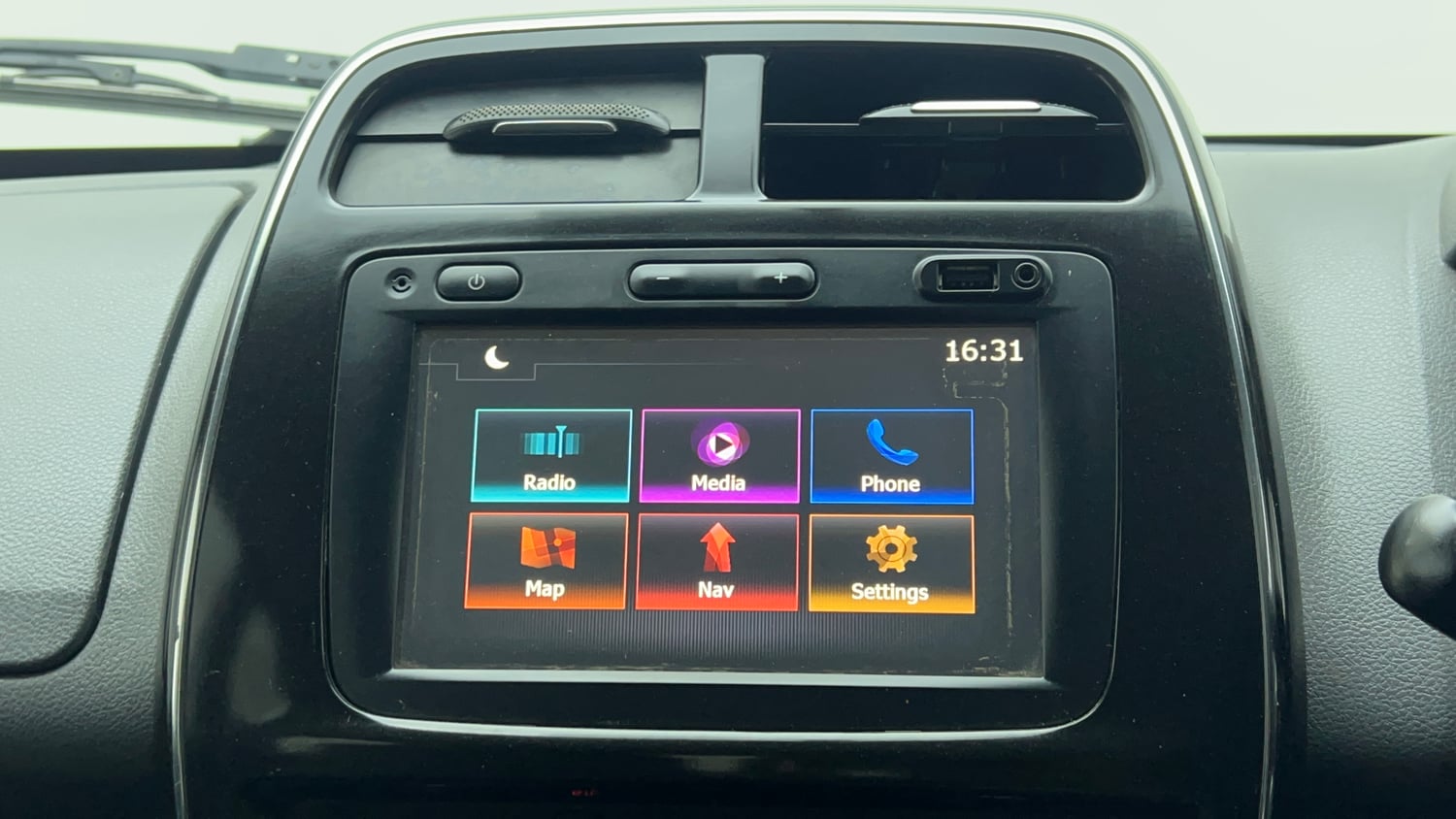 Used 2017 Renault Kwid 1.0 RXT Petrol Manual top_features Touch screen infotainment system
