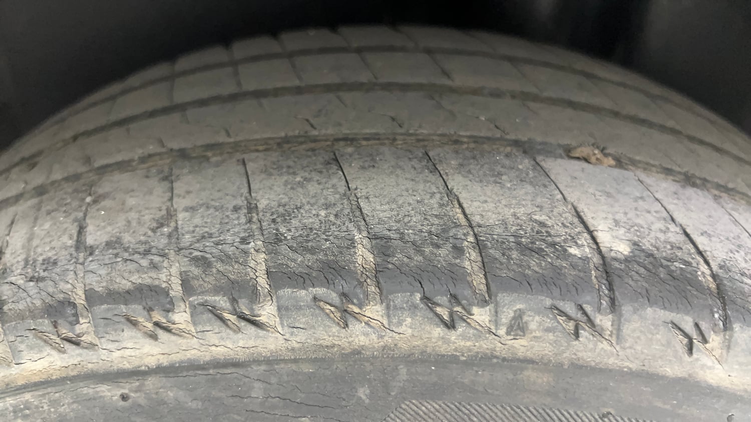 Used 2015 Volkswagen Polo Highline1.2L (P) Petrol Manual tyres LEFT REAR TYRE TREAD VIEW