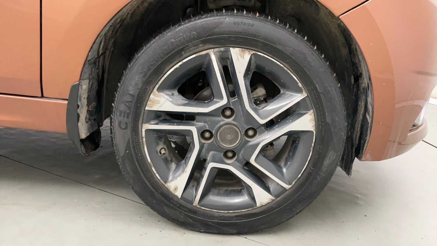 Used 2018 Tata Tigor Revotron XZ (O) Petrol Manual tyres RIGHT FRONT TYRE RIM VIEW