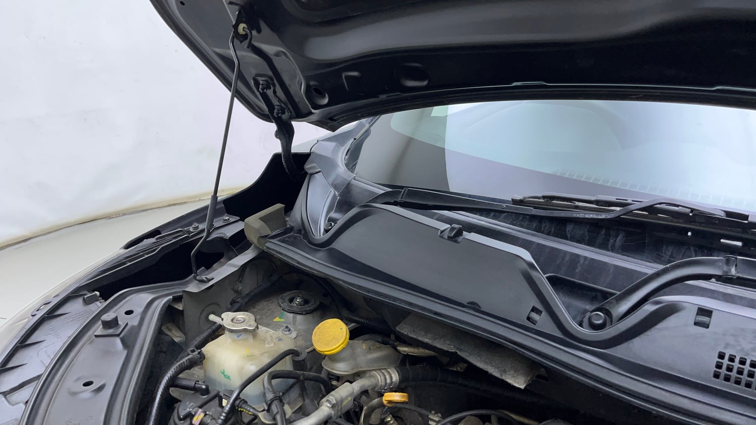 Used 2024 Nissan Magnite XV Premium (O)Turbo CVT Petrol Automatic engine ENGINE RIGHT SIDE HINGE & APRON VIEW