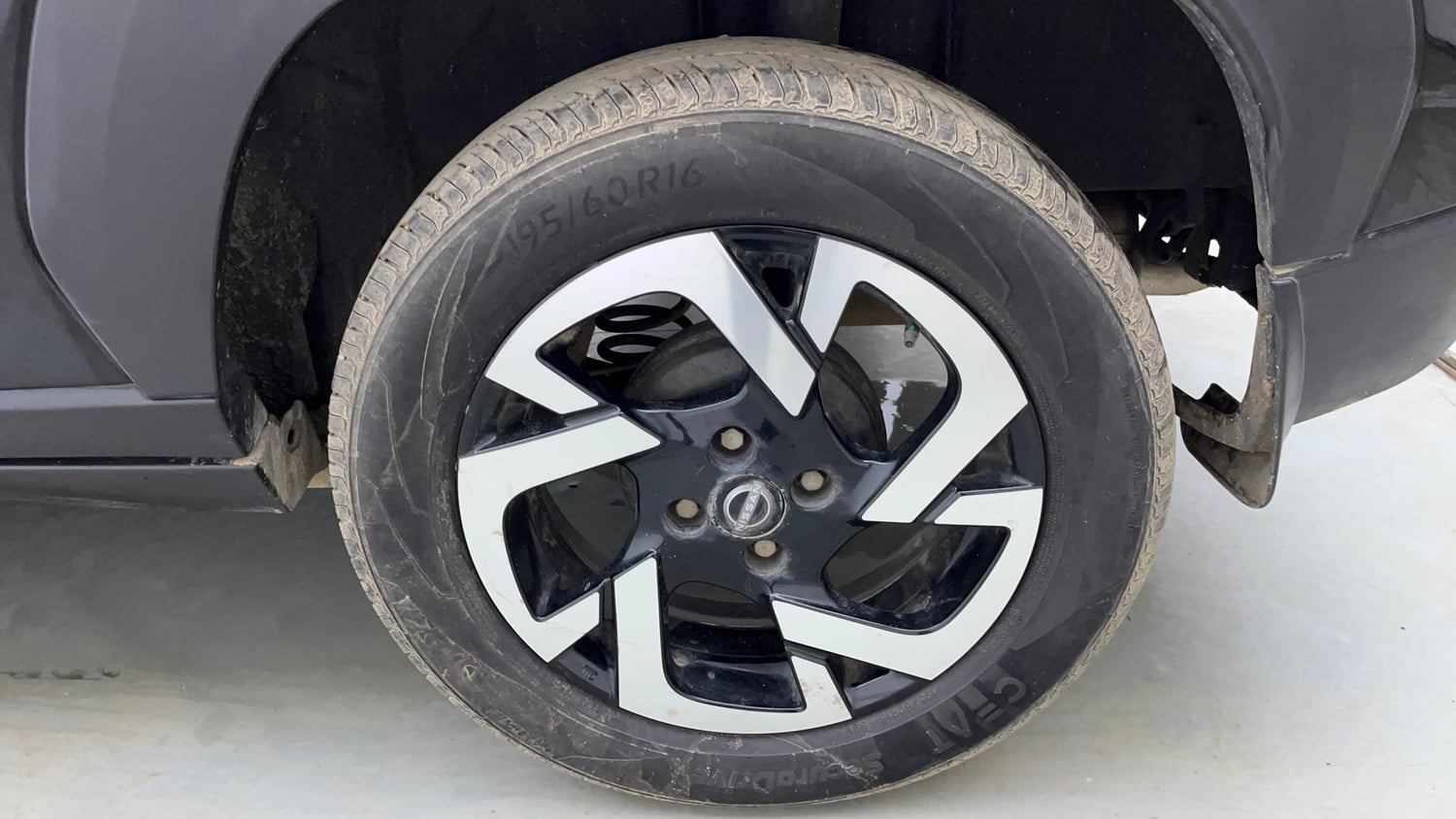 Used 2024 Nissan Magnite XV Premium (O)Turbo CVT Petrol Automatic tyres LEFT REAR TYRE RIM VIEW