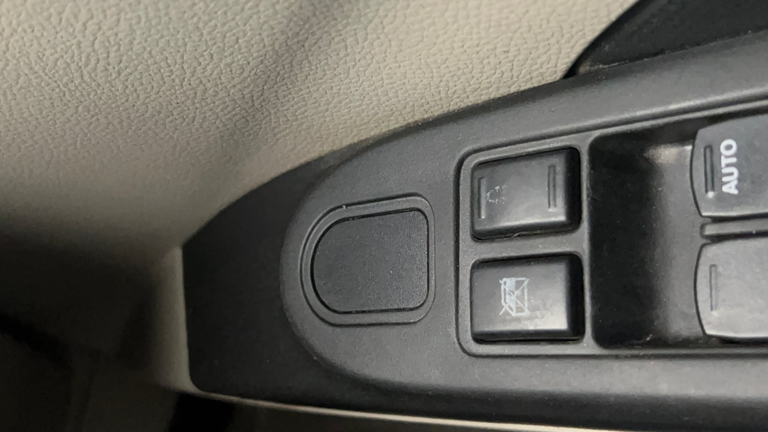 Used 2016 Maruti Suzuki Celerio VXi AMT Petrol Automatic top_features Central locking