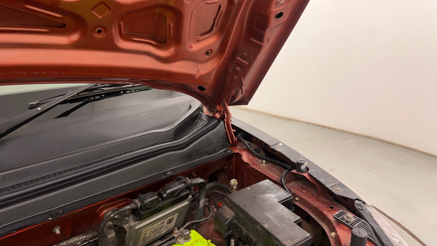 Used 2016 Mahindra KUV100 K4 5 STR Petrol Manual engine ENGINE LEFT SIDE HINGE & APRON VIEW