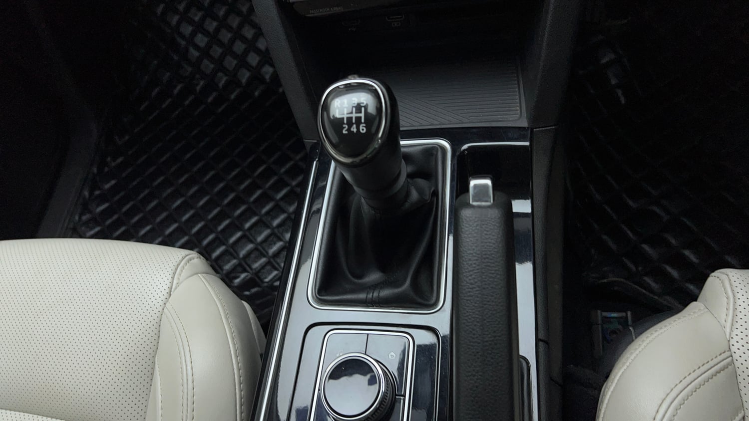 Used 2022 Mahindra XUV700 AX 7 Petrol MT 7 STR Petrol Manual interior GEAR  KNOB VIEW