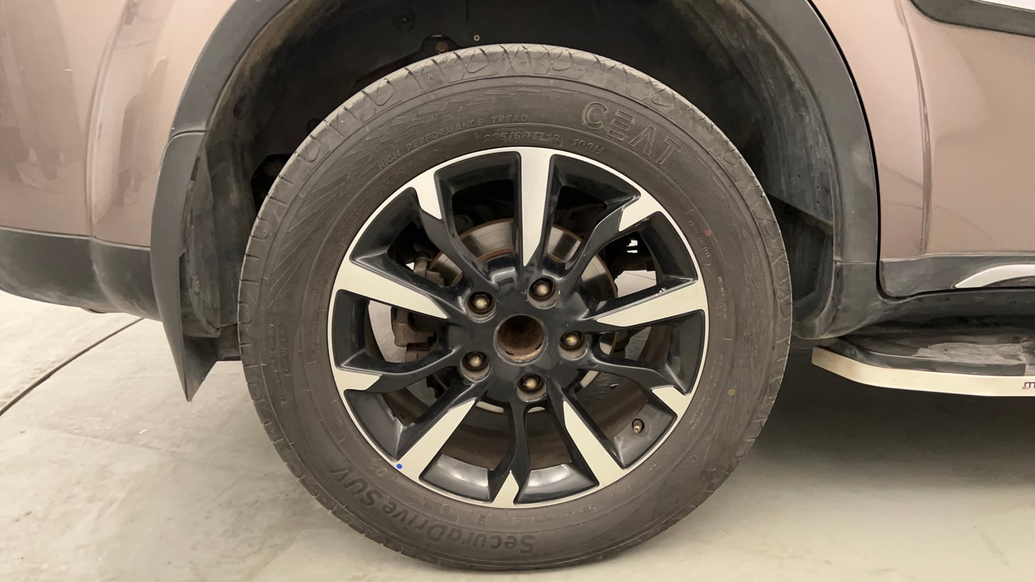 Used 2021 Mahindra XUV500 W11 Diesel Manual tyres RIGHT REAR TYRE RIM VIEW