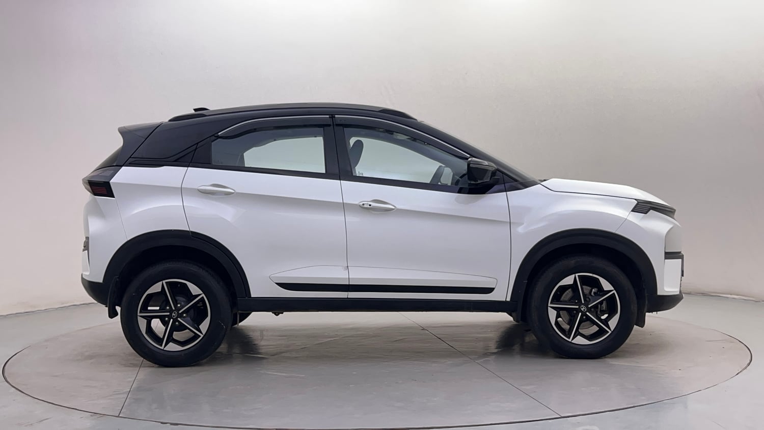 Used 2025 Tata Nexon Fearless Plus (PS) 1.2 Petrol DCA Dual Tone Petrol Automatic exterior RIGHT SIDE VIEW