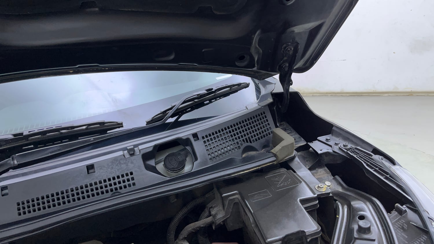 Used 2024 Nissan Magnite XV Premium (O)Turbo CVT Petrol Automatic engine ENGINE LEFT SIDE HINGE & APRON VIEW