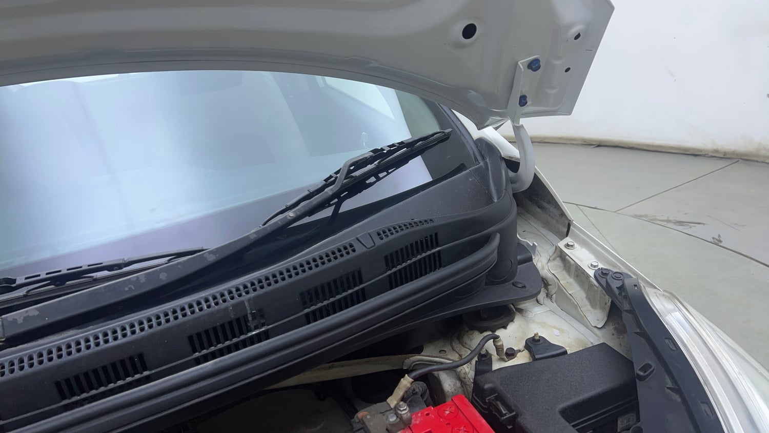 Used 2017 Hyundai Grand i10 Sportz (O) 1.2 Kappa VTVT Petrol Manual engine ENGINE LEFT SIDE HINGE & APRON VIEW