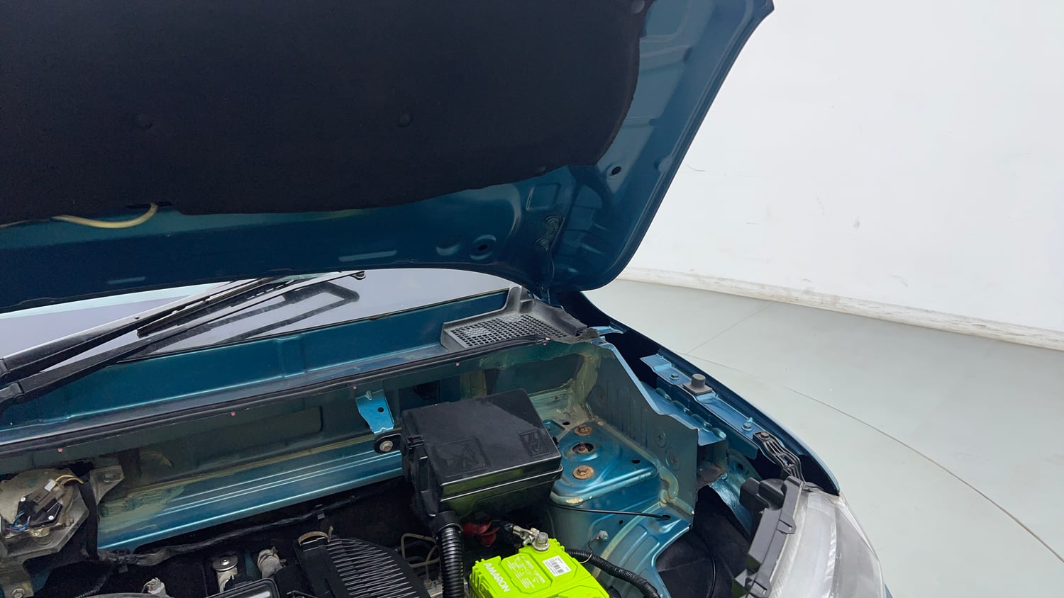 Used 2020 Renault Kwid Neotech RXL Petrol Manual engine ENGINE LEFT SIDE HINGE & APRON VIEW