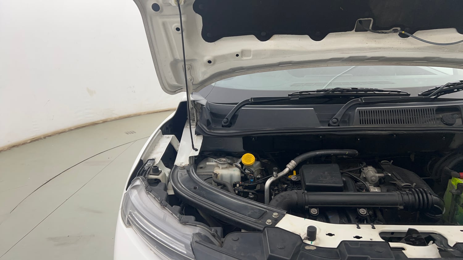 Used 2023 Renault Kiger RXZ AMT Dual Tone Petrol Automatic engine ENGINE RIGHT SIDE HINGE & APRON VIEW
